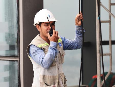 Bộ đàm sử dụng trong xây dựng – Giải pháp liên lạc nhanh, an toàn và hiệu quả trên công trường